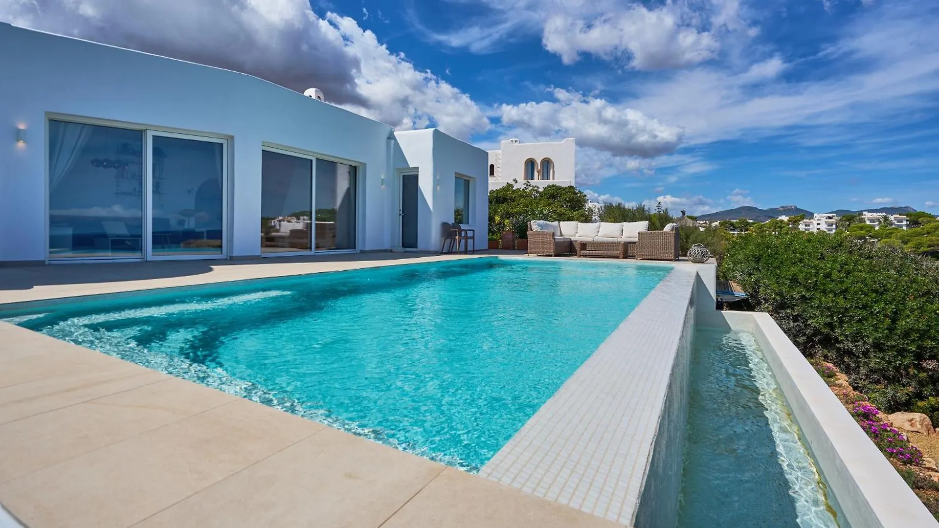 Villa Lago Cala d'Or  Spain